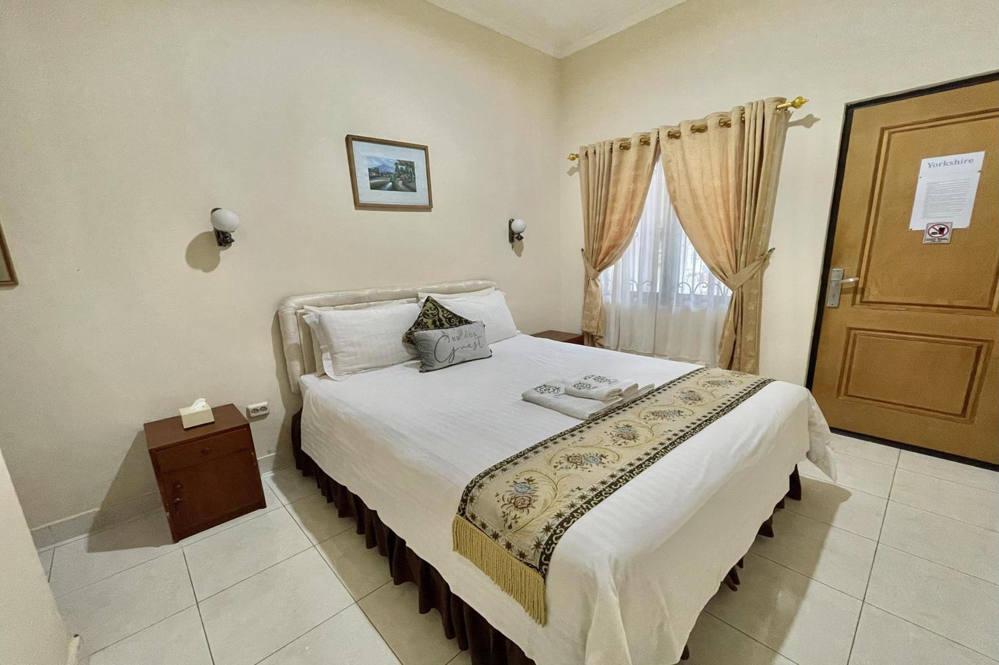 Whiterose Guesthouse Senggigi Exterior photo