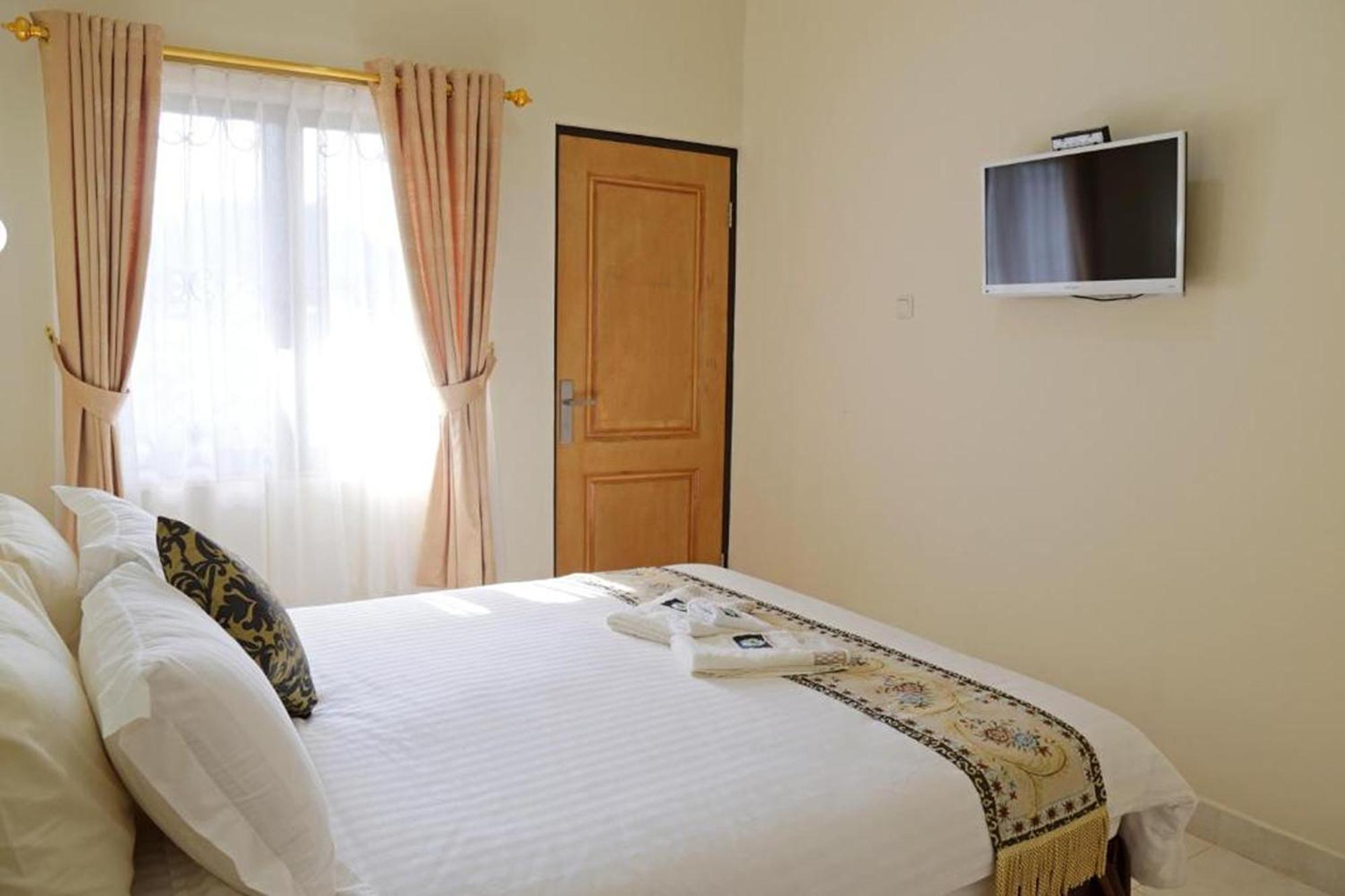Whiterose Guesthouse Senggigi Exterior photo