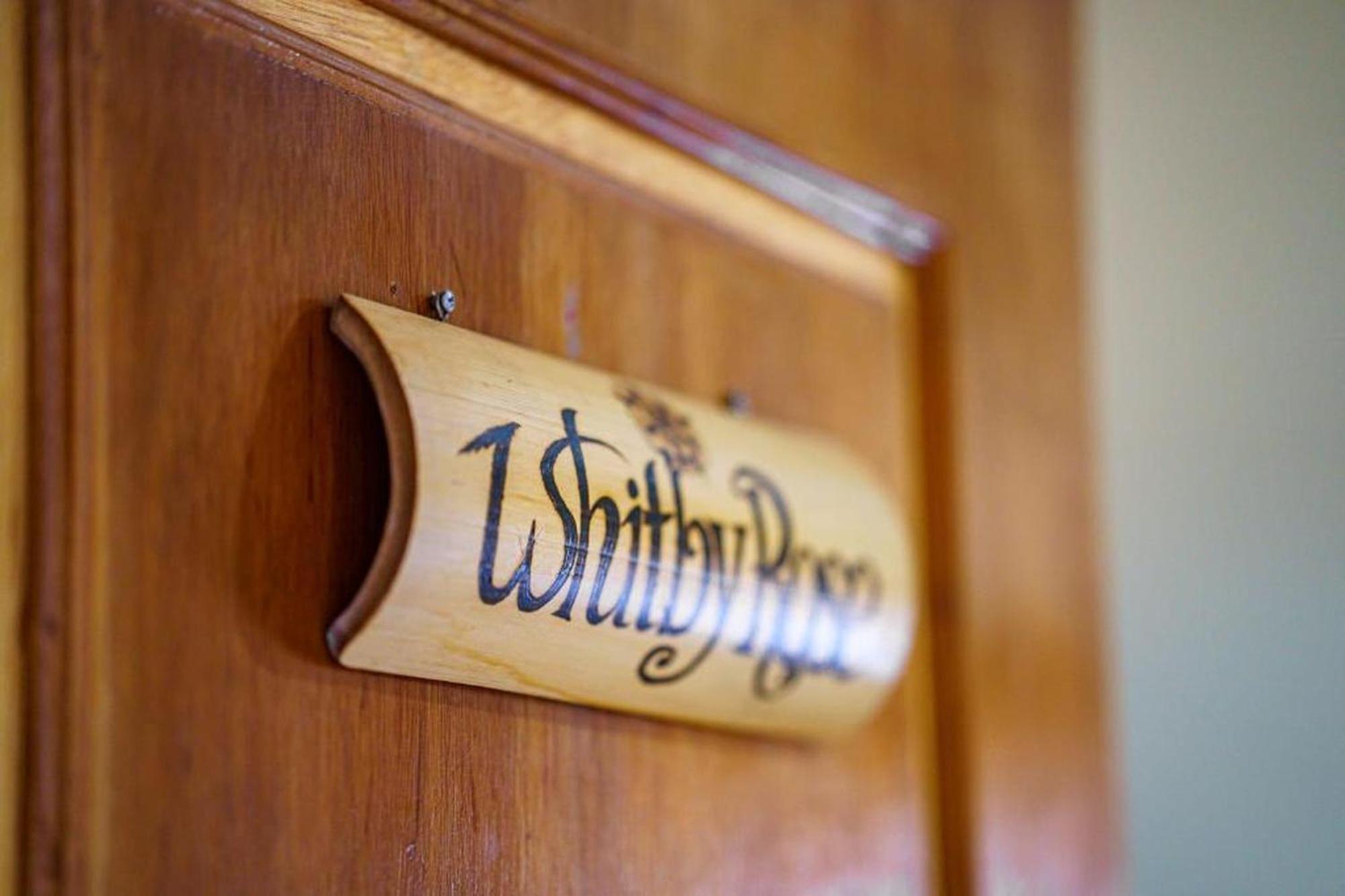 Whiterose Guesthouse Senggigi Exterior photo