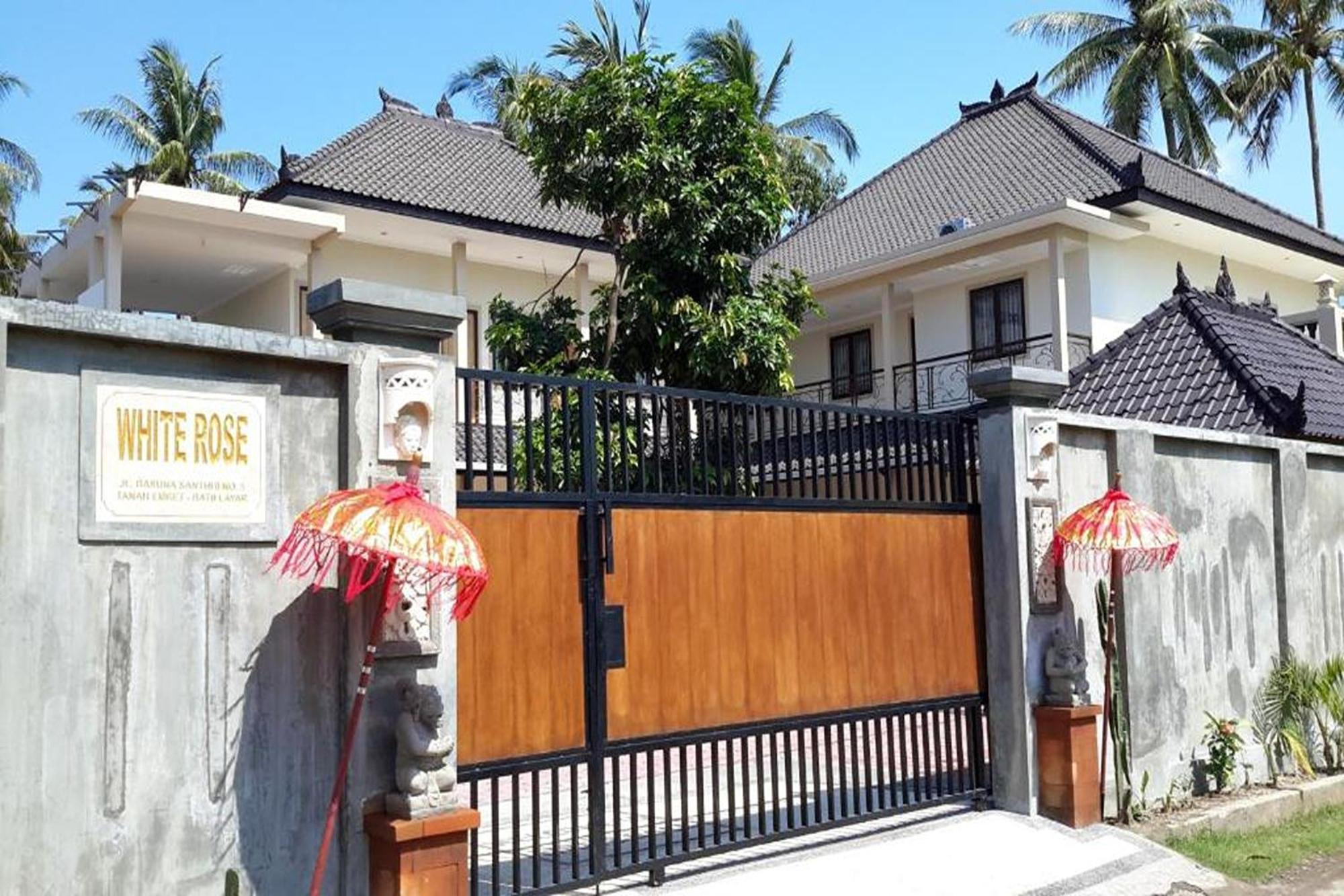 Whiterose Guesthouse Senggigi Exterior photo