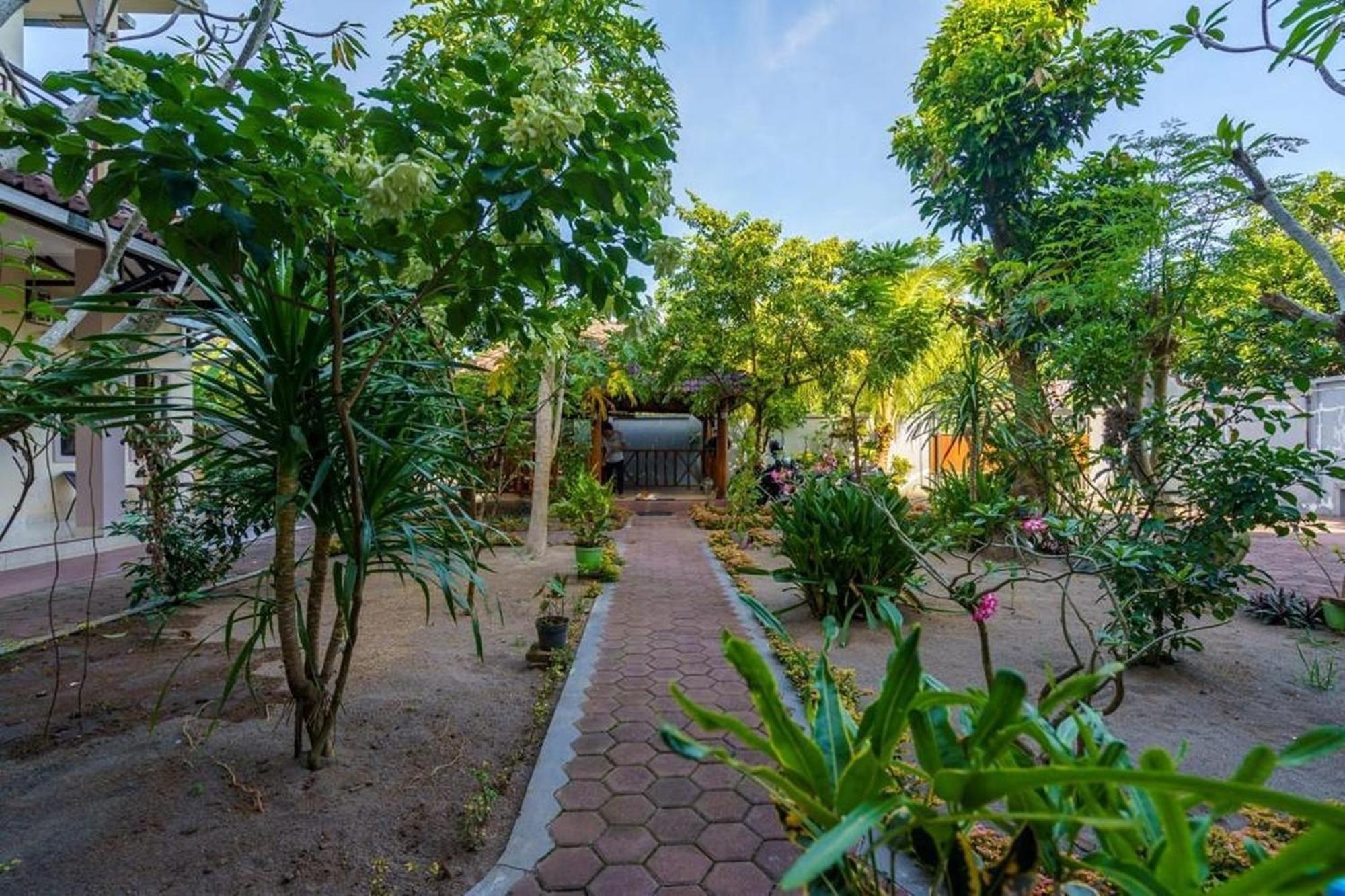 Whiterose Guesthouse Senggigi Exterior photo